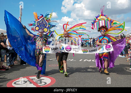 Dies ist die Brighton Stolz 2017 Parade. Eine Förderung der Rechte für die lgbtq Community. Die Parade entlang der Küste von Brighton & Hove Beginn 11:00 Uhr von Hove Rasen entlang der Küste und durch Brighton City Centre. 5. August 2017. Stockfoto