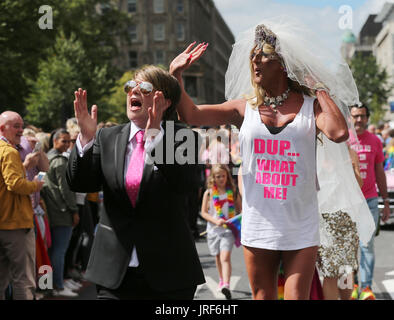 Belfast, Nordirland. 5. August 2017. Teilnehmer in die jährliche LGBT Pride Parade nehmen auf den Straßen in Belfast. Bildnachweis: Laura Hutton/Alamy Live-Nachrichten. Stockfoto