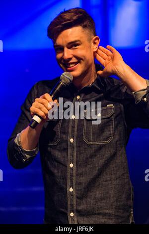 Edinburgh, UK. 5. August 2017. Der Lustgarten Ort startete sein 2017 Edinburgh Fringe Festival Programm veranstaltet von Komiker Ed spielen im Bild: MC für den Start, Komiker Ed spielen Credit: Rich Dyson/Alamy Live News Stockfoto