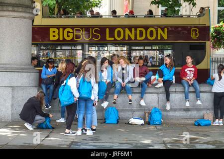 London, UK 5. August 2017. Touristen und Londoner genießen Sie Sonnentage auf dem Trafalgar Square. : Credit Claire Doherty Alamy/Live News. Stockfoto