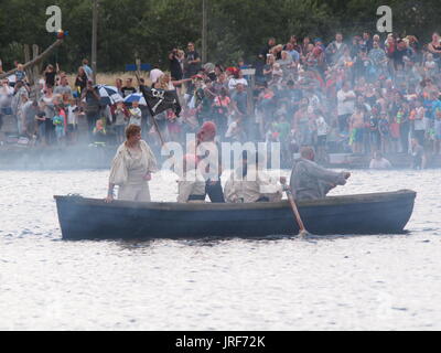 Sheerness, Kent, UK. 5. August 2017. Sheppey Piraten "eindringen" und eine riesige Waterfight auf Bartons Punkt See zu inszenieren. Bildnachweis: James Bell/Alamy Live-Nachrichten Stockfoto