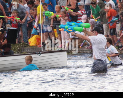 Sheerness, Kent, UK. 5. August 2017. Sheppey Piraten "eindringen" und eine riesige Waterfight auf Bartons Punkt See zu inszenieren. Bildnachweis: James Bell/Alamy Live-Nachrichten Stockfoto