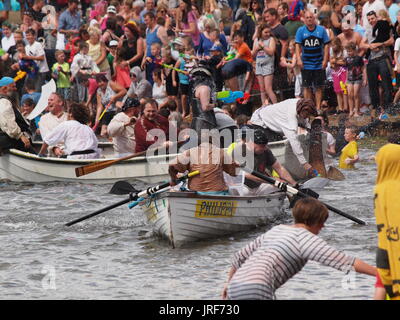 Sheerness, Kent, UK. 5. August 2017. Sheppey Piraten "eindringen" und eine riesige Waterfight auf Bartons Punkt See zu inszenieren. Bildnachweis: James Bell/Alamy Live-Nachrichten Stockfoto