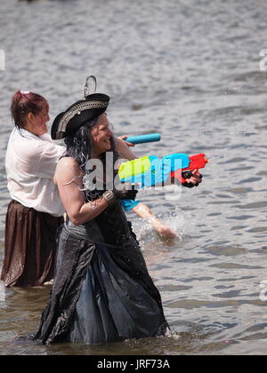 Sheerness, Kent, UK. 5. August 2017. Sheppey Piraten "eindringen" und eine riesige Waterfight auf Bartons Punkt See zu inszenieren. Bildnachweis: James Bell/Alamy Live-Nachrichten Stockfoto