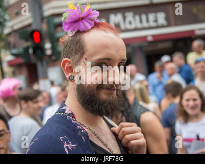 Hamburg, Deutschland. 5. August 2017. Mike, die Teilnahme an der Christopher Street Day-Parade in Hamburg, Deutschland, 5. August 2017. Foto: Daniel Reinhardt/Dpa/Alamy Live News Stockfoto