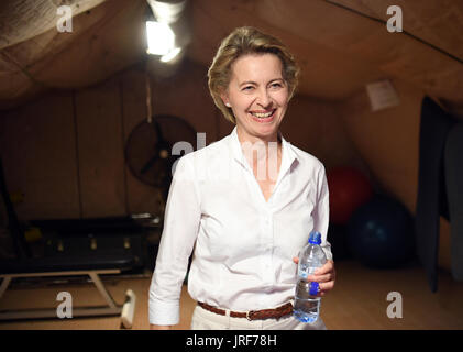 Niamey, Niger. 31. Juli 2017. Deutsche Verteidigungsministerin Ursula von der Leyen besucht eine Fitness-Camp in der militärischen Lager Vie in Niamey, Niger, 31. Juli 2017. Foto: Britta Pedersen/Dpa/Alamy Live News Stockfoto