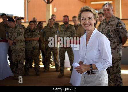 Niamey, Niger. 31. Juli 2017. Deutsche Verteidigungsministerin Ursula von der Leyen trifft deutsche Soldaten in die militärische Lager Vie in Niamey, Niger, 31. Juli 2017. Foto: Britta Pedersen/Dpa/Alamy Live News Stockfoto