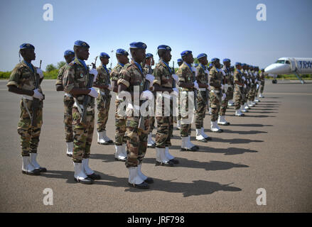 Niamey, Niger. 31. Juli 2017. Soldaten des Niger warten auf die deutsche Verteidigung Verteidigungsministerin Ursula von der Leyen in Niamey, Niger, 31. Juli 2017 zu gelangen. Foto: Britta Pedersen/Dpa/Alamy Live News Stockfoto