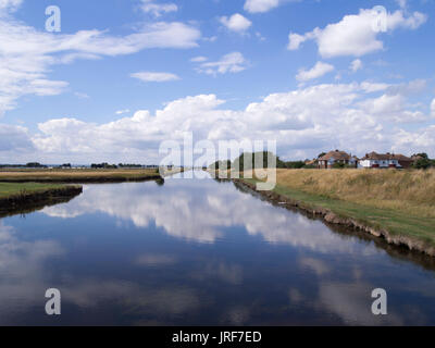 Sheerness, Kent, UK. 5. August 2017. UK-Wetter: ein sonniger Morgen auf Bartons Punkt See. Bildnachweis: James Bell/Alamy Live-Nachrichten Stockfoto