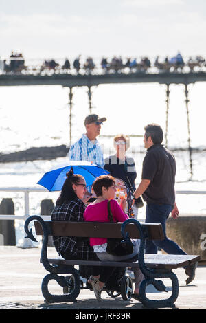 Aberystwyth Wales UK, Samstag, 5. August 2017 UK Wetter: nach einem Morgen von Starkregen und Hagel, das Wetter in Aberystwyth hat erheblich verbessert, mit Familien genießen einen Nachmittag mit strahlend blauem Himmel und warmen Sonnenschein am Meer in West Wales Resort Stadt Photo Credit: Keith Morris/Alamy Live News Stockfoto