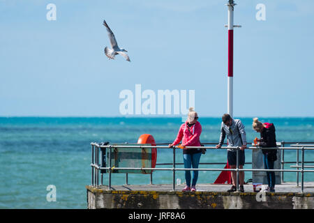 Aberystwyth Wales UK, Samstag, 5. August 2017 UK Wetter: nach einem Morgen von Starkregen und Hagel, das Wetter in Aberystwyth hat erheblich verbessert, mit Familien genießen einen Nachmittag mit strahlend blauem Himmel und warmen Sonnenschein am Meer in West Wales Resort Stadt Photo Credit: Keith Morris/Alamy Live News Stockfoto