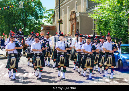 Dundonald, Schottland, Großbritannien. 5. August 2017. Die Pipe Band führt die Prozession entlang der Hauptstraße. Dundonald Highland Games feiert traditionelle schottische Kultur mit einer Pipe Band Contest, Majoren drum, solo Piping, Highland dancing, schwere Ereignisse, Seite Ständen, massierten Pipe Bands, eine Straße, Prozession und liegt in der malerischen Einstellung der Königlichen Dundonald Schloss statt. Credit: Skully/Alamy leben Nachrichten Stockfoto