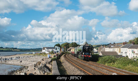 Ferryside Strand, Wales, UK. 5. August 2017. Eine Sonderfahrt von Dampf Lok "Tornado" Pacific 60163 vorbei über Ferryside Beach, Carmarmarthenshire, Wales, U.K.,Europe gezogen. Reise von Pathfinder Touren organisiert. Diese "Towy Tornado" Reise/Tour war von Bristol an South Wales Küste und Towy-Mündung, wo das Foto aufgenommen wurde. Landet bei Marktstadt von Carmarthen, bevor Sie wieder zurück nach Bristol am Nachmittag. Nach seiner Rückkehr aus Carmarthen nach Bristol. Bildnachweis: Paul Quayle/Alamy Live-Nachrichten Stockfoto