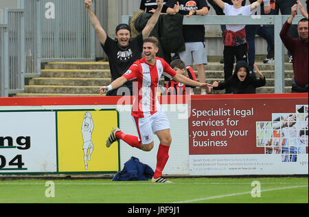 Brackley, UK. 5. August 2017. Brackley Stadt James Armson feiert sein Torekonto Brackey Stadt in der Stadt Brackley V FC United auf Samstag, 5. August 2017 Credit: Leila Coker/Alamy Live News Stockfoto