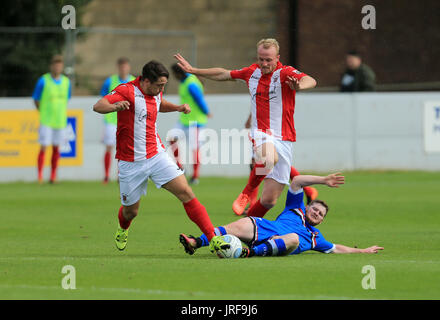 Brackley, UK. 5. August 2017. FC united Herausforderung Connor McCarthy Herausforderungen für den Ball während der Stadt Brackley V FC United auf Samstag, 5. August 2017 Credit: Leila Coker/Alamy Live News Stockfoto