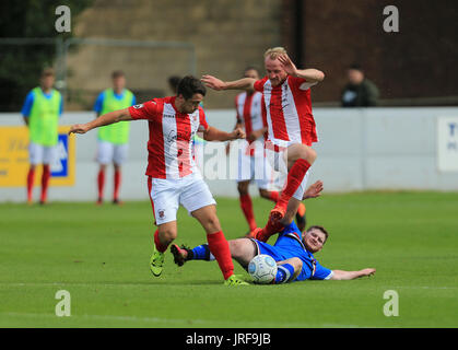 Brackley, UK. 5. August 2017. FC united Herausforderung Connor McCarthy Herausforderungen für den Ball während der Stadt Brackley V FC United auf Samstag, 5. August 2017 Credit: Leila Coker/Alamy Live News Stockfoto