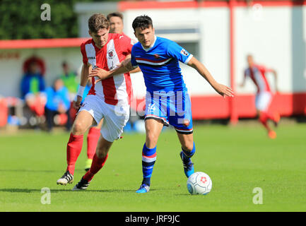 Brackley, UK. 5. August 2017. FC United Richard Baker gewinnt den Ball während der Stadt Brackley V FC United auf Samstag, 5. August 2017 Credit: Leila Coker/Alamy Live News Stockfoto