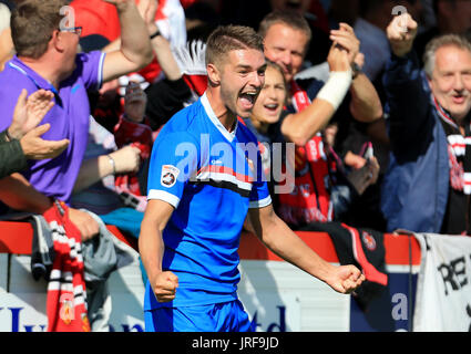 Brackley, UK. 5. August 2017. FC United Jason Gilchrist feiert sein Tor für FC United in Brackley Stadt V FC United auf Samstag, 5. August 2017 Credit: Leila Coker/Alamy Live News Stockfoto