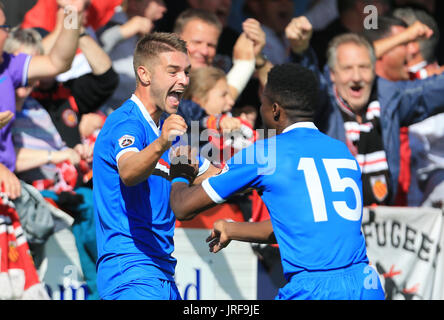 Brackley, UK. 5. August 2017. FC United Jason Gilchrist feiert sein Tor für FC United in Brackley Stadt V FC United auf Samstag, 5. August 2017 Credit: Leila Coker/Alamy Live News Stockfoto