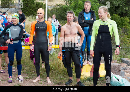 Festung Bomarsund, åländischen Schären, Ostsee, Finnland, 5 August 2017 Bomarsund Open Water Challenge ist eine jährliche Freiwasser schwimmen in der Ostsee in den Schären Gewässern rund um Russland 18. Jahrhundert Festung Bomarsund-Wettbewerb. Hier bereiten Sie Schwimmer für die Veranstaltung. Im Bild:. Foto: Rob Watkins/Alamy Live-Nachrichten Stockfoto