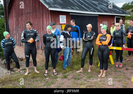 Festung Bomarsund, åländischen Schären, Ostsee, Finnland, 5 August 2017 Bomarsund Open Water Challenge ist eine jährliche Freiwasser schwimmen in der Ostsee in den Schären Gewässern rund um Russland 18. Jahrhundert Festung Bomarsund-Wettbewerb. Hier bereiten Sie Schwimmer für die Veranstaltung. Im Bild:. Foto: Rob Watkins/Alamy Live-Nachrichten Stockfoto