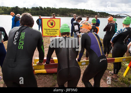 Festung Bomarsund, åländischen Schären, Ostsee, Finnland, 5 August 2017 Bomarsund Open Water Challenge ist eine jährliche Freiwasser schwimmen in der Ostsee in den Schären Gewässern rund um Russland 18. Jahrhundert Festung Bomarsund-Wettbewerb. Hier bereiten Sie Schwimmer für die Veranstaltung. Im Bild:. Foto: Rob Watkins/Alamy Live-Nachrichten Stockfoto