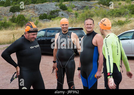 Festung Bomarsund, åländischen Schären, Ostsee, Finnland, 5 August 2017 Bomarsund Open Water Challenge ist eine jährliche Freiwasser schwimmen in der Ostsee in den Schären Gewässern rund um Russland 18. Jahrhundert Festung Bomarsund-Wettbewerb. Hier bereiten Sie Schwimmer für die Veranstaltung. Im Bild:. Foto: Rob Watkins/Alamy Live-Nachrichten Stockfoto