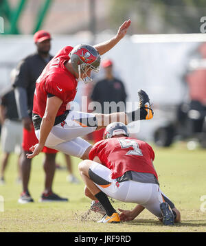 Florida, USA. 4. August 2017. LOREN ELLIOTT | Zeiten. Tampa Bay Buccaneers Kicker Nick Folk (2) tritt während des Trainingslagers im One Buccaneer Place in Tampa, Florida, auf Freitag, 4. August 2017. Bildnachweis: Loren Elliott/Tampa Bay Times / ZUMA Draht/Alamy Live News Stockfoto