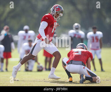 Florida, USA. 4. August 2017. LOREN ELLIOTT | Zeiten. Tampa Bay Buccaneers Kicker Roberto Aguayo (19) tritt während des Trainingslagers im One Buccaneer Place in Tampa, Florida, auf Freitag, 4. August 2017. Bildnachweis: Loren Elliott/Tampa Bay Times / ZUMA Draht/Alamy Live News Stockfoto