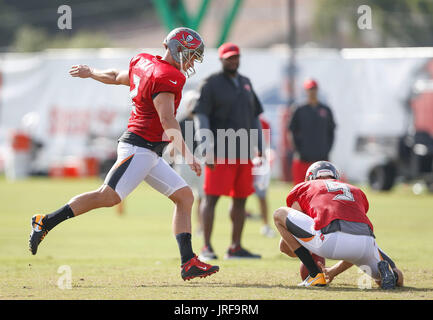 Florida, USA. 4. August 2017. LOREN ELLIOTT | Zeiten. Tampa Bay Buccaneers Kicker Nick Folk (2) tritt während des Trainingslagers im One Buccaneer Place in Tampa, Florida, auf Freitag, 4. August 2017. Bildnachweis: Loren Elliott/Tampa Bay Times / ZUMA Draht/Alamy Live News Stockfoto