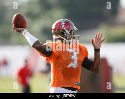 Florida, USA. 4. August 2017. LOREN ELLIOTT | Zeiten. Tampa Bay Buccaneers Quarterback Jameis Winston (3) übergibt Trainingslager im One Buccaneer Place in Tampa, Florida, Freitag, 4. August 2017. Bildnachweis: Loren Elliott/Tampa Bay Times / ZUMA Draht/Alamy Live News Stockfoto