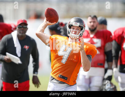 Florida, USA. 4. August 2017. LOREN ELLIOTT | Zeiten. Tampa Bay Buccaneers Quarterback Ryan Griffin (4) beteiligt sich in der Praxis während des Trainingslagers im One Buccaneer Place in Tampa, Florida, auf Freitag, 4. August 2017. Bildnachweis: Loren Elliott/Tampa Bay Times / ZUMA Draht/Alamy Live News Stockfoto