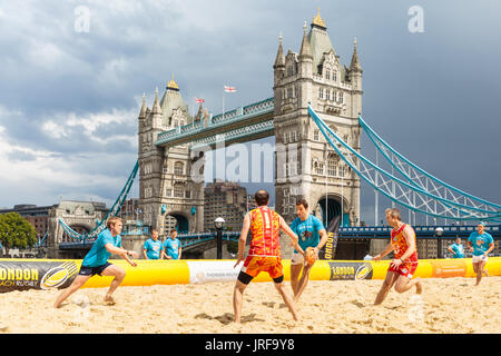 Rathaus, London, UK, 5. August 2017. Die Sandbaggers spielen Kern Recht Rosbifs Team mit Tower Bridge als eine fantastische Kulisse. Touristen und Londoner Uhr insgesamt 20 Teams treten im am Samstag London Beach Rugby, jetzt im 5. Jahr statt. Die Veranstaltung ist frei, Zuschauer. London-Strand-Rugby ist ein 5-ein Seite-Touch-Rugby-Turnier. Bildnachweis: Imageplotter und Sport/Alamy Live Nachrichten Stockfoto