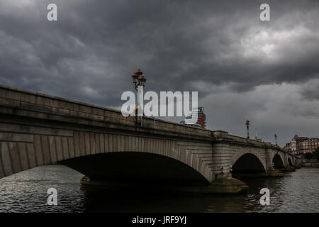 London UK. 5. August 2017.Ominous dunkle Wolken entwickeln in Putney Bridge an einem stürmischen Tag in London mit Regenschauern Credit: Amer Ghazzal/Alamy Live-Nachrichten Stockfoto