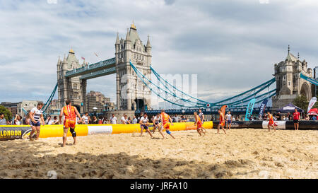 Rathaus, London, UK, 5. August 2017. Die Doom Platoon spielen Sandbaggers A vor der Tower Bridge. Touristen und Londoner Uhr insgesamt 20 Teams treten im am Samstag London Beach Rugby, jetzt im 5. Jahr statt. Die Veranstaltung ist frei, Zuschauer. London-Strand-Rugby ist ein 5-ein Seite-Touch-Rugby-Turnier. Bildnachweis: Imageplotter und Sport/Alamy Live Nachrichten Stockfoto