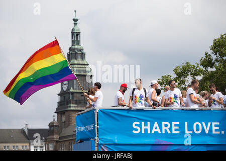 Hamburg, Deutschland. August 2017. Fünf Wochen nachdem der Bundestag die Legalisierung der schwulen Ehe genehmigt hatte, gingen Tausende auf die Straße bei der jährlichen Hamburger Pride Parade. Schätzungsweise 15,000 Teilnehmer und 150,000 Teilnehmer nahmen an der Feier des Christopher Street Day Teil, die von Regenbogenfahnen, farbenfroher Kleidung und einem fröhlichen Ambiente geprägt war. Quelle: Heiko Fellerer/Alamy Live News Stockfoto