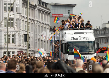 Hamburg, Deutschland. August 2017. Fünf Wochen nachdem der Bundestag die Legalisierung der schwulen Ehe genehmigt hatte, gingen Tausende auf die Straße bei der jährlichen Hamburger Pride Parade. Schätzungsweise 15,000 Teilnehmer und 150,000 Teilnehmer nahmen an der Feier des Christopher Street Day Teil, die von Regenbogenfahnen, farbenfroher Kleidung und einem fröhlichen Ambiente geprägt war. Quelle: Heiko Fellerer/Alamy Live News Stockfoto