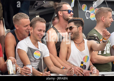 Hamburg, Deutschland. August 2017. Fünf Wochen nachdem der Bundestag die Legalisierung der schwulen Ehe genehmigt hatte, gingen Tausende auf die Straße bei der jährlichen Hamburger Pride Parade. Schätzungsweise 15,000 Teilnehmer und 150,000 Teilnehmer nahmen an der Feier des Christopher Street Day Teil, die von Regenbogenfahnen, farbenfroher Kleidung und einem fröhlichen Ambiente geprägt war. Quelle: Heiko Fellerer/Alamy Live News Stockfoto