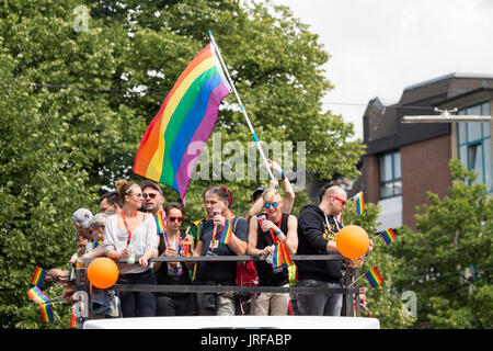 Hamburg, Deutschland. August 2017. Fünf Wochen nachdem der Bundestag die Legalisierung der schwulen Ehe genehmigt hatte, gingen Tausende auf die Straße bei der jährlichen Hamburger Pride Parade. Schätzungsweise 15,000 Teilnehmer und 150,000 Teilnehmer nahmen an der Feier des Christopher Street Day Teil, die von Regenbogenfahnen, farbenfroher Kleidung und einem fröhlichen Ambiente geprägt war. Quelle: Heiko Fellerer/Alamy Live News Stockfoto