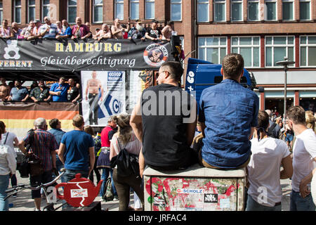 Hamburg, Deutschland. August 2017. Fünf Wochen nachdem der Bundestag die Legalisierung der schwulen Ehe genehmigt hatte, gingen Tausende auf die Straße bei der jährlichen Hamburger Pride Parade. Schätzungsweise 15,000 Teilnehmer und 150,000 Teilnehmer nahmen an der Feier des Christopher Street Day Teil, die von Regenbogenfahnen, farbenfroher Kleidung und einem fröhlichen Ambiente geprägt war. Quelle: Heiko Fellerer/Alamy Live News Stockfoto