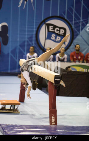 SÃO PAULO, SP - 05.08.2017: CAMPEONATO BRASILEIRO DE GINÁSTICA - führt Flamengo Team Turnerin am Schwebebalken heute Nachmittag (05), während der brasilianischen künstlerische Gymnastik-Meisterschaft im Pinheiros Sports Club. (Foto: Bruno Rocha/Fotoarena) Stockfoto