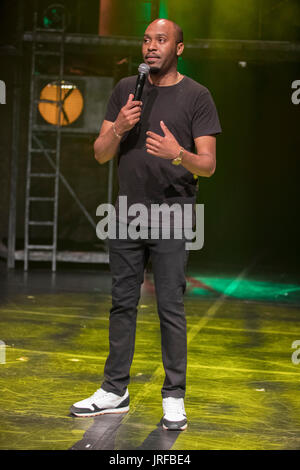 Edinburgh, Schottland. 5. August 2017. Edinburgh Fringe 2017 Pleasance Eröffnungs-Gala. Dane Baptiste Credit: Andrew Eaton/Alamy Live-Nachrichten Stockfoto