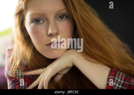 Nahaufnahme Porträt der jungen Frau zu Hause Stockfoto