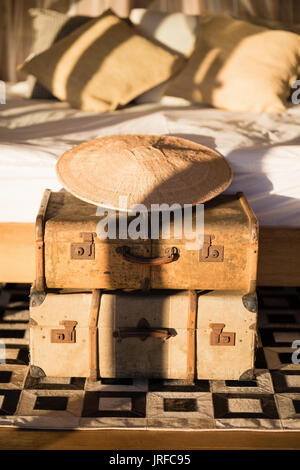 Classic Vintage iron Box und Bambus hat im Cottage Stockfoto