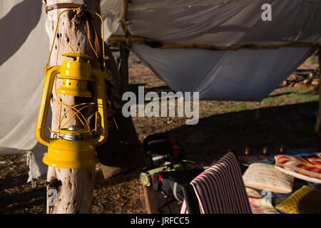 Öl lampe Laterne hängend auf hölzernen Pfosten während der sonnigen Tag Stockfoto
