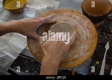 7/8 Hand der Handwerker, Ton Produkt auf Keramik Rad im Kunstunterricht Stockfoto