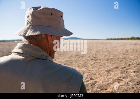 Ansicht der Rückseite des Mann mit Hut stehend auf Landschaft Stockfoto