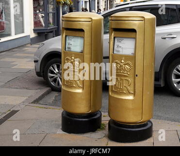 Bridge Street, Stratford-upon-Avon, Großbritannien - 21. Juli 2017: Zwei goldene Britischen Säule Boxen oder Briefkästen, lackiert Gold das Rudern Goldmedaille zu gedenken. Stockfoto