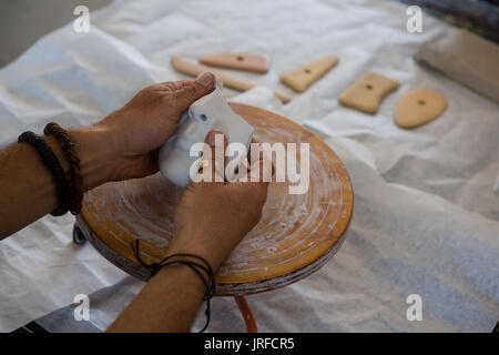 7/8 Hand der Handwerker, ton skulptur im Kunstunterricht Stockfoto