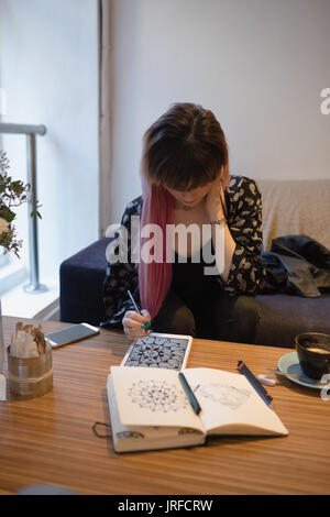 Schöne Frau mit digitalen Tablette im Cafe Stockfoto